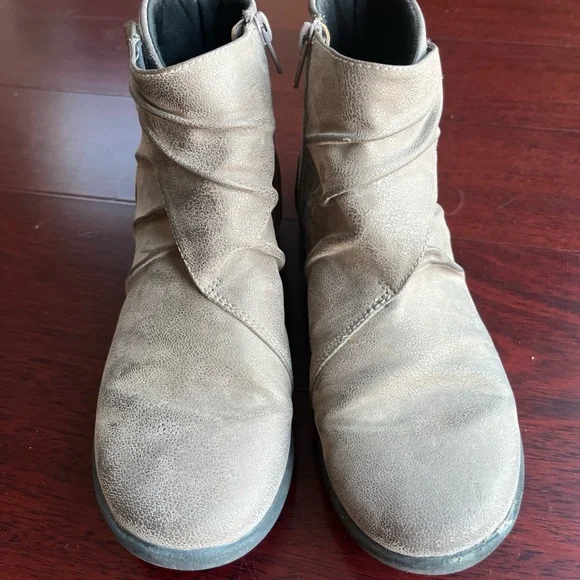 Clarks Cloud Steppers Gathered Rushed Metallic Taupe Pretty Ankle Boots Sz 6.5 - Picture 2 of 5